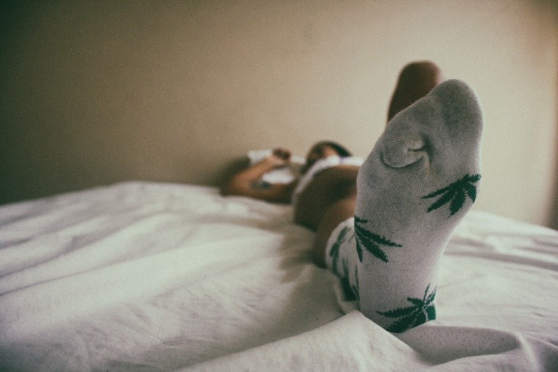  La investigación concluyó que usar calcetas o calcetines mientras se tienen relaciones sexuales puede incrementar significativamente la posibilidad de tener un orgasmo. FOTO: PEXELS