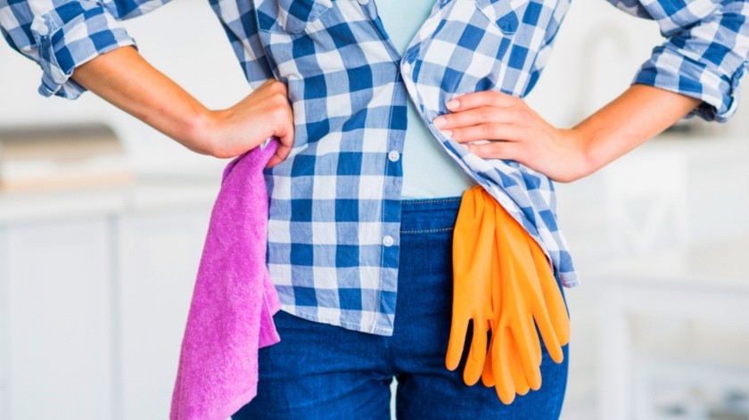 Es importante limpiar los trapos que se usan en la cocina para eliminar el mal olor y las bacterias que se acumulan en ellos.(Freepik)