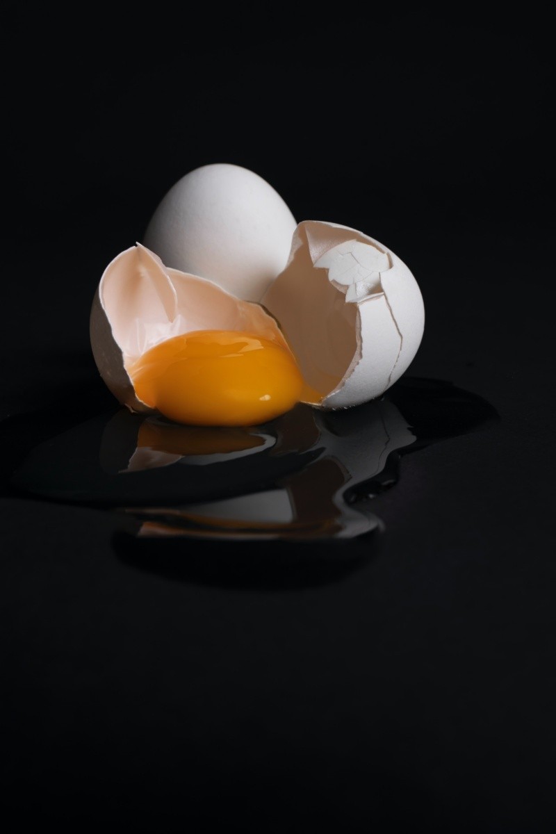  Especialistas indican que . Los huevos son uno de los alimentos más ricos en nutrientes que existen, siempre y cuando los comas enteros. PEXELS