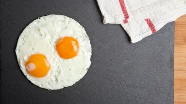 ¿Claras de huevo o huevo entero? Descubre cuál es la opción más nutritiva
