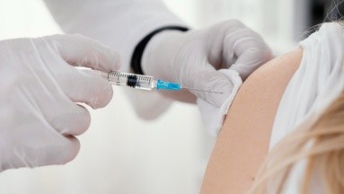 OMS deja de recomendar vacuna anticovid de refuerzo para la mayoría de la población