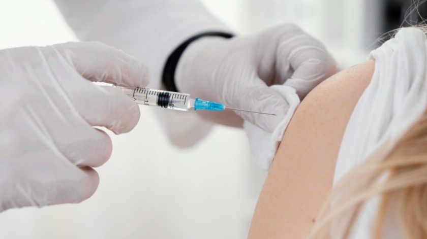 El refuerzo de las vacunas anticovid solo es recomendado por la OMS para personas que pertenezcan a grupos de alto riesgo.(Freepik)
