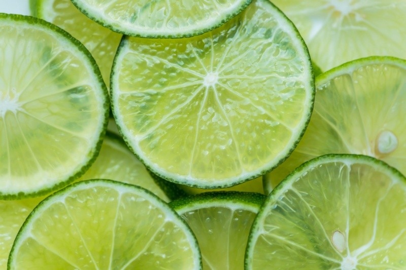  Por sus propiedades, el limón es considerado un gran agente limpiador. Foto: Freepik