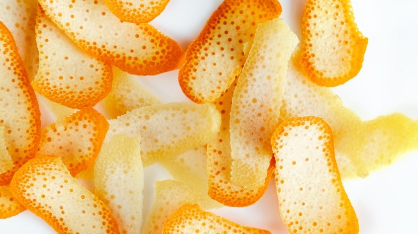 Las cáscaras de limón y naranja pueden utilizarse para preparar un desinfectante casero.(Unsplash)