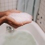 Limpiar drenajes del baño tapado: Así se puede destapar de forma natural