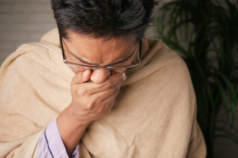  Esta enfermedad se contagia de persona a persona a través de pequeñas gotitas diseminadas en el aire al toser o estornudar. FOTO: PEXELS