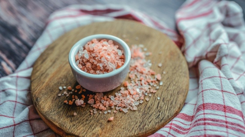 La sal del himalaya tiene un color rosa particular que destaca de la sal tradicional.(Archivo GH.)