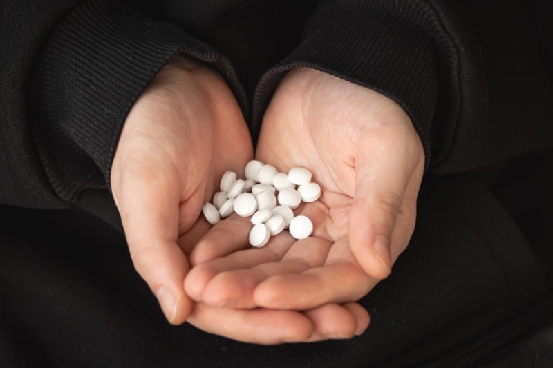 Los opioides se han relacionado con sobredosis y el aerosol nasal Narcan ayudaría a revertirla. 