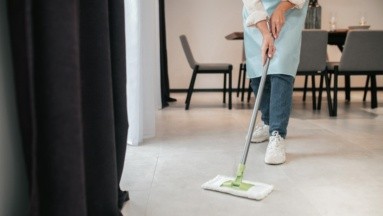 ¿Por qué es bueno trapear los pisos de la casa con vinagre blanco y cómo hacerlo?