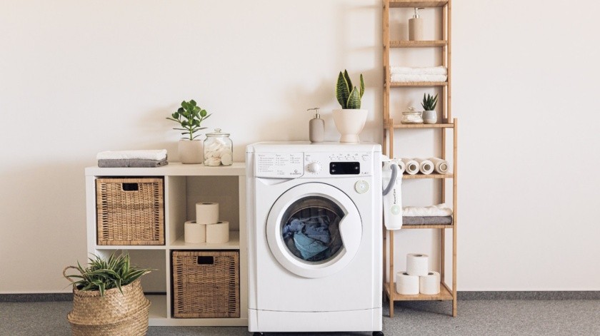 No olvides  leer las etiquetas de cuidado de cada artículo y seguir las instrucciones de lavado para evitar daños en la lavadora y la ropa.(UNSPLASH)