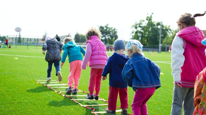 Los niños pueden tener un mejor desempeño físico y mental cuando salen al aire libre.(Pexels.)