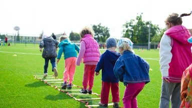En niños se reduce el tiempo de jugar al aire libre por aumento del calor: Estudio