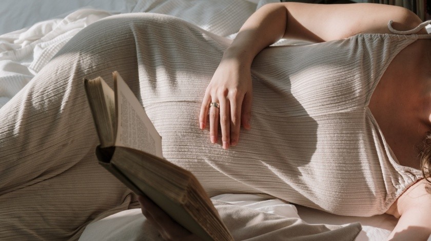 Especialistas recomiendan  que puedes intentar hacer algo como leer un libro, después de ello es probable que termine sintiendose cansada como para volver a dormir.(PEXELS)