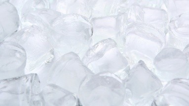 ¿Masticar hielo podría ser un signo de anemia? Expertos responden