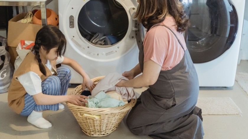 Las prendas blancas deben separarse de las de color cuando se lavan en la lavadora.(Pexels.)