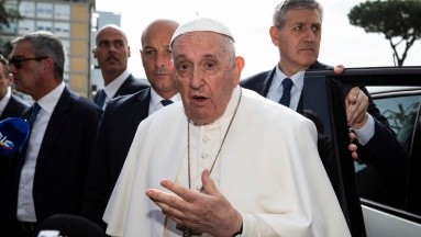 Tras bronquitis, papa Francisco sale del hospital: 