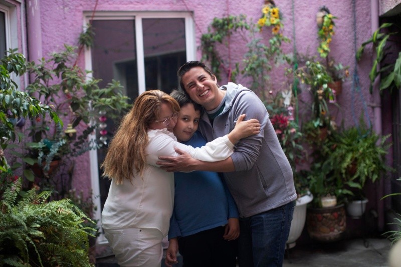 Altair y su familia luchan contra los estigmas que rodean al autismo. Fot: EFE/ -FOTOENSAYO-