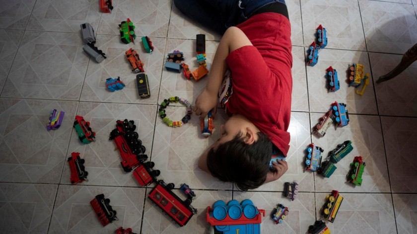 Altair, quien disfruta de los trenes, tiene autismo y desde los 3 años comenzó a dar señas de esta condición médica.(EFE -FOTOENSAYO-)