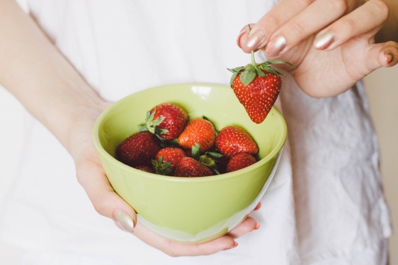 Las fresas son ricas en vitamina C y antioxidantes, que pueden ayudar a mejorar la circulación sanguínea y reducir la inflamación, lo que podría mejorar la función sexual. FOTO: Kristina Paukshtite-PEXELS