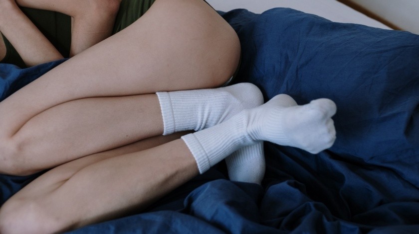 La endometriosis puede afectar a mujeres de cualquier edad, incluidas las adolescentes.(cottonbro studio. PEXELS)