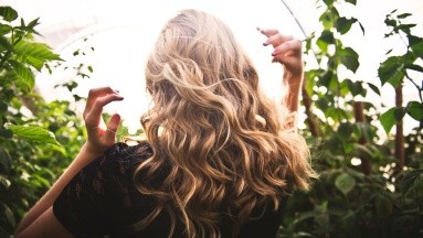 Aceite de romero para el cabello: Beneficios y cómo prepararlo en casa
