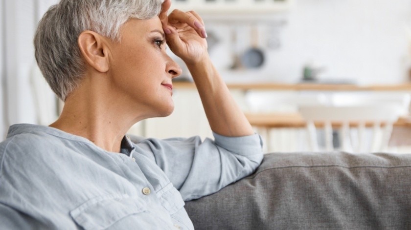 Un estudio mostró relación entre la menopausia precoz, la terapia hormonal y el Alzheimer.(Foto por Karlyukav en Freepik)