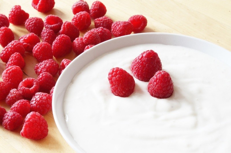 Con el yogurt se pueden preparar ricos postres, como un pay de limón. Foto:Imagen de Elias en Pixabay