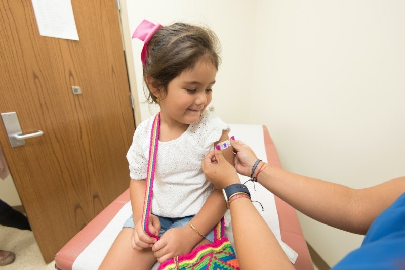 Las autoridades instan a los padres y cuidadores a acudir a los centros de vacunación y aplicar las dosis necesarias  de inmunización. FOTO: CDC-PEXELS