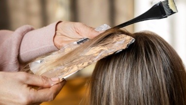 Teñirse el cabello: ¿Es verdad que es mejor aplicarse el tinte sobre el cabello sucio?