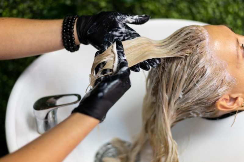  El tinte para cabello debe aplicarse con ciertos cuidados y siguiendo las instrucciones del fabricante. Foto: Imagen por Freepik