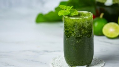 Tomar jugo verde todos los días puede provocar piedras en los riñones, afirma experta