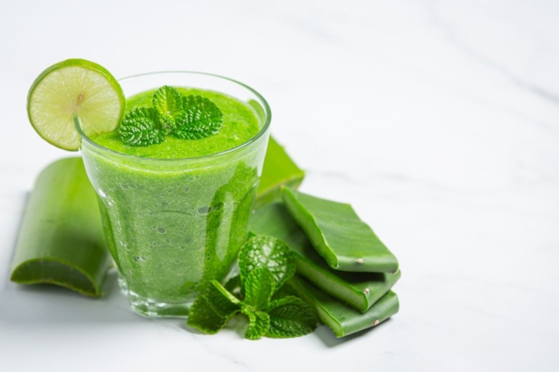 Se recomienda que los jugos verdes, a pesar de estar elaborados con verduras, se consuman con moderación. Imagen por jcomp en Freepik