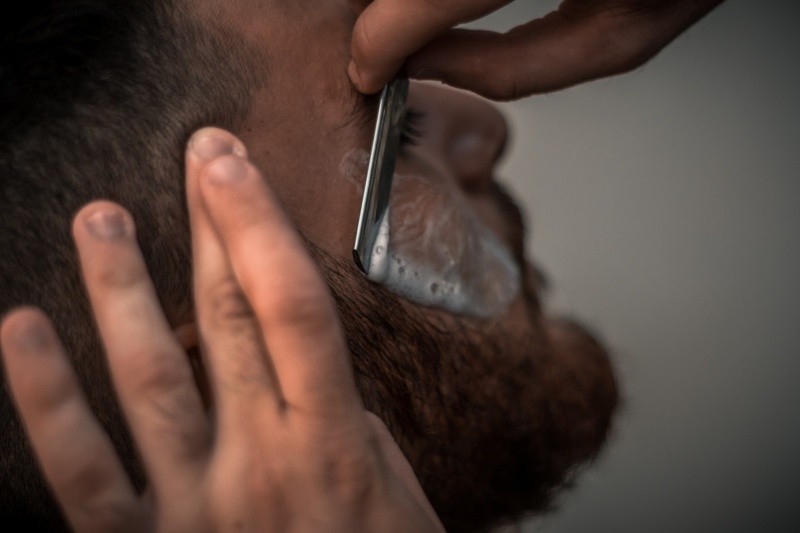 Los hombres pueden depilarse el rostro, especificamente el área de la barba. Foto de Nikolaos Dimou en Pexels. 