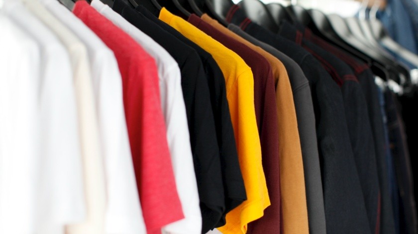 Algunos consejos pueden resultar útiles para conservar el color de tu ropa por más tiempo.(Foto de Parker Burchfield en Unsplash)