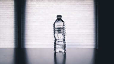 Si se toma agua embotellada que ha estado mucho tiempo sin usar, ¿puede ser dañina?