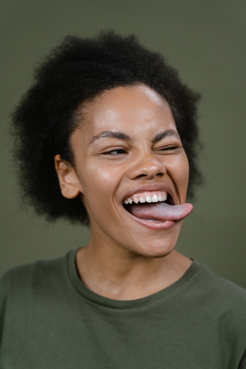 En caso de morderse la lengua se pueden utilizar un poco de hielo para desinflamar.  Foto de Tima Miroshnichenko.