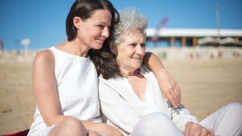La menopausia es proceso natural en donde las mujeres van disminuyendo los niveles de estrógenos.(Foto de Kampus Production en Pexels.)