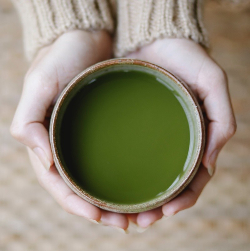 El té verde contiene compuestos llamados catequinas, que pueden ayudar a prevenir la caries dental, FOTO:Charlotte May/UNSPLASH