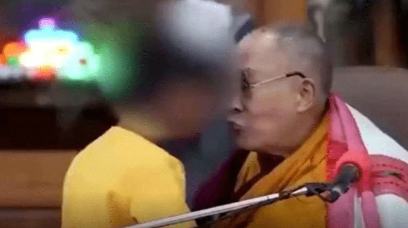 El Dalái Lama besó a un niño durante un evento budista.(Captura video)