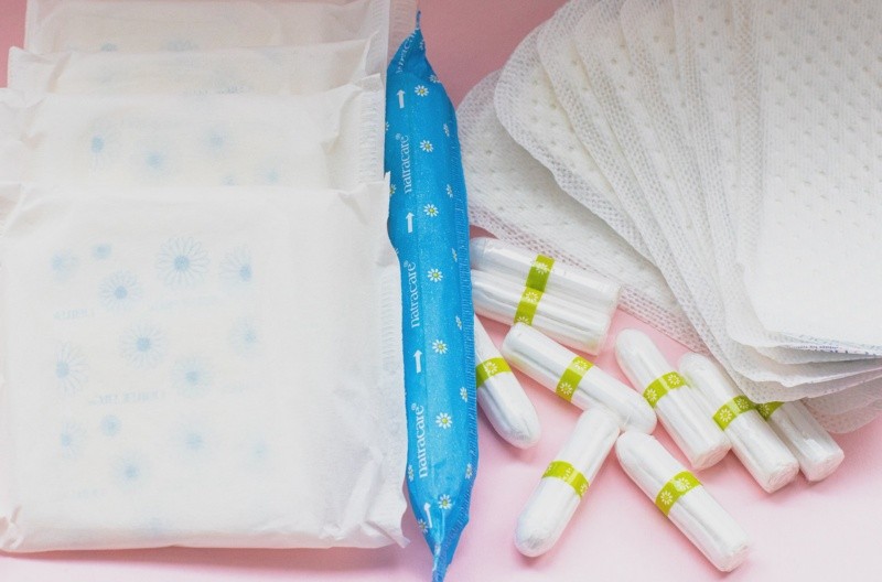 Las toallas sanitarias se utilizan para absorber la menstruación.  Foto de Natracare en Unsplash