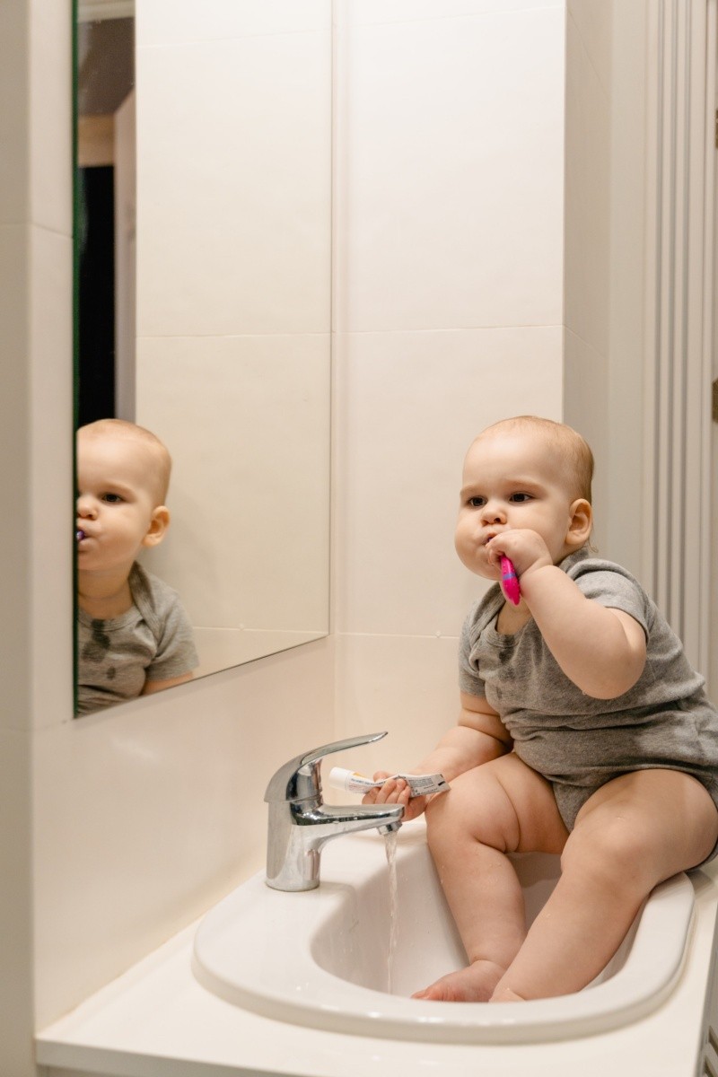Los niños y bebés pueden adquirir rápido caries por una bacteria que se transmite por la saliva. Foto de MART  PRODUCTION en Pexels.  