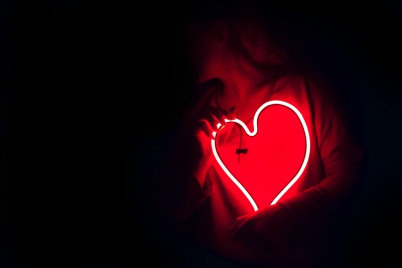 Un infarto al miocardio puede ocurrir en cualquier momento del día. Foto de Designecologist en Pexels. 
