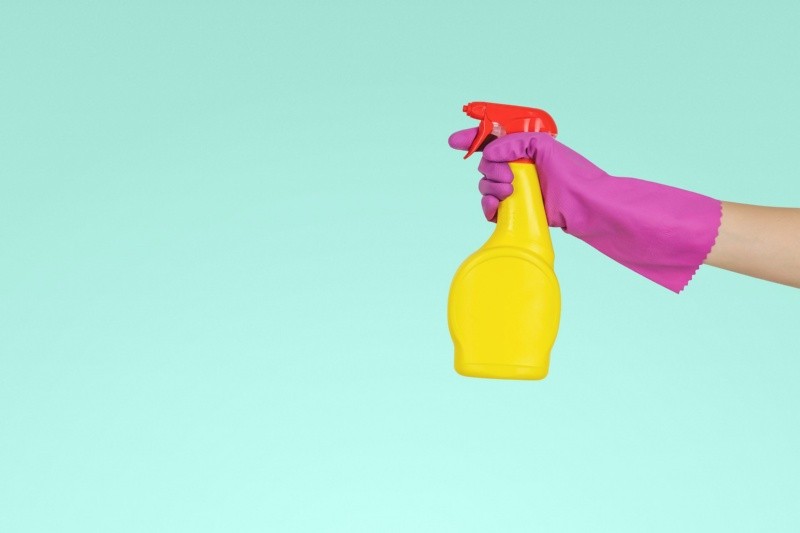  El vinagre blanco es útil para la limpieza del hogar.  Foto de JESHOOTS.COM en Unsplash