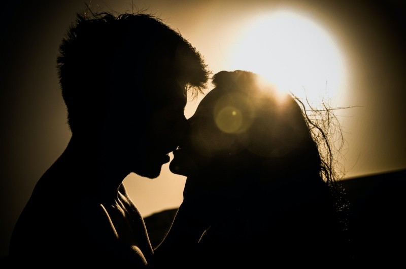 En la actualidad las parejas tienden que tienden a besarse en público lo relacionan como una manera de expresar amor FOTO: Alejandra Quiroz/UNSPLASH