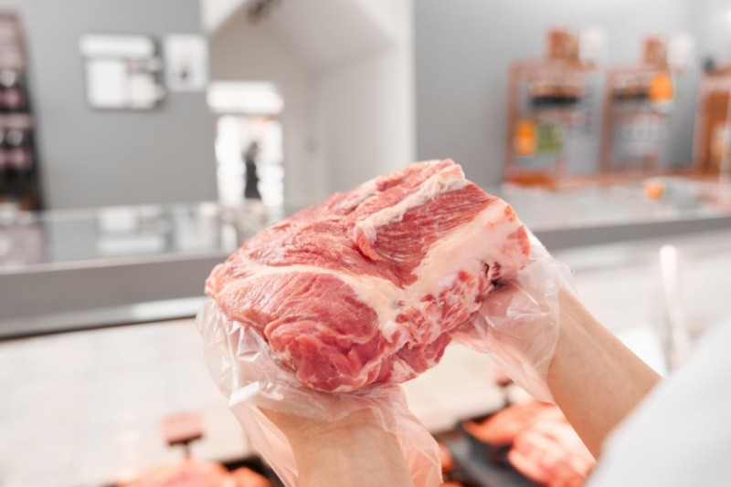 Para descongelar la carne se recomiendan algunas medidas de seguridad alimentaria. Foto por serhii_bobyk en Freepik