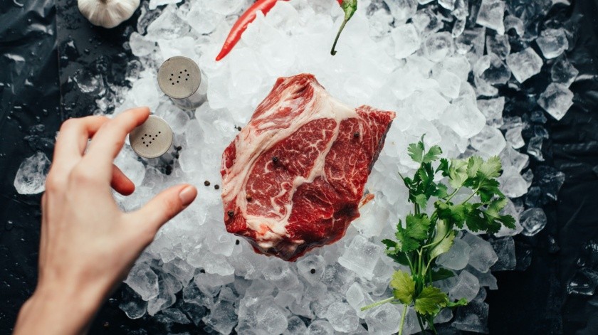 No se recomienda descongelar la carne a temperatura ambiente.(Foto de Victoria Shes en Unsplash)