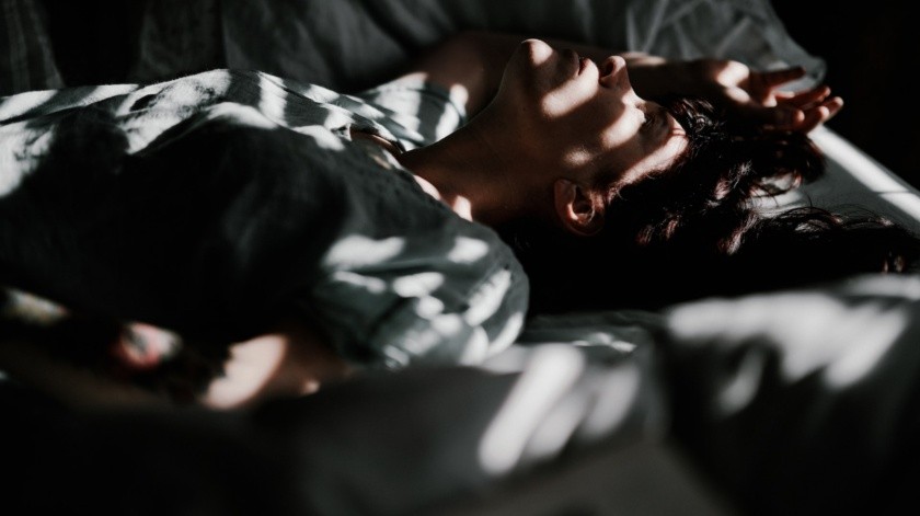 Despertarse frecuentemete por la noche con la necesidad de orinar podría ser un signo de nicturia.(Annie Spratt/ Unsplash)