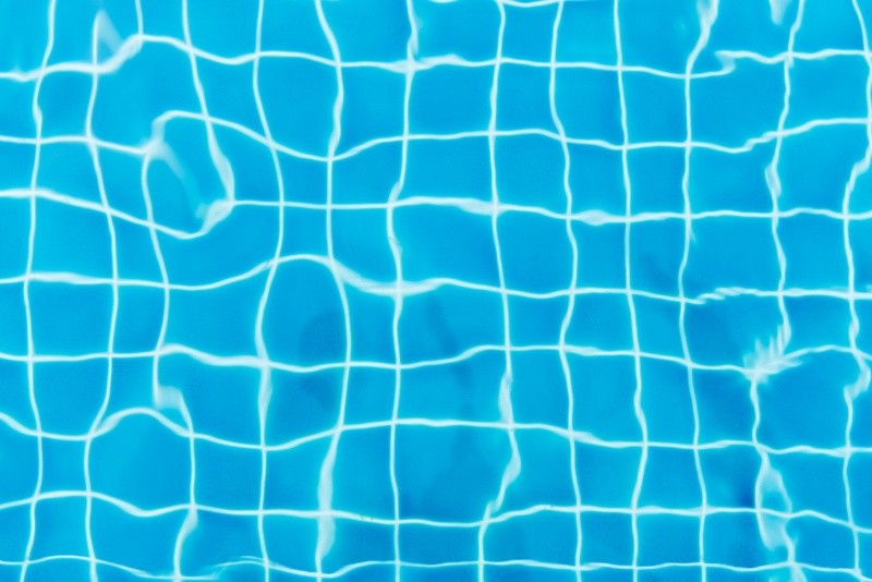 El color azul de la piscina o del mar pueden crear confusión y en niños hay que tener precaución con el color del traje de baño. Foto de Tirachard Kumtanom 
