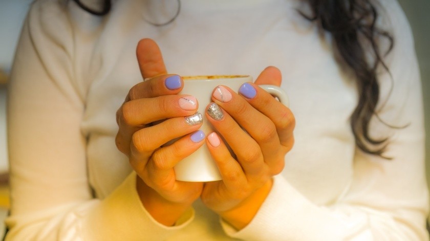 El esmalte de uñas a veces la maltrata por tener químicos.(Foto de Nikita Khandelwal en Pexels.)