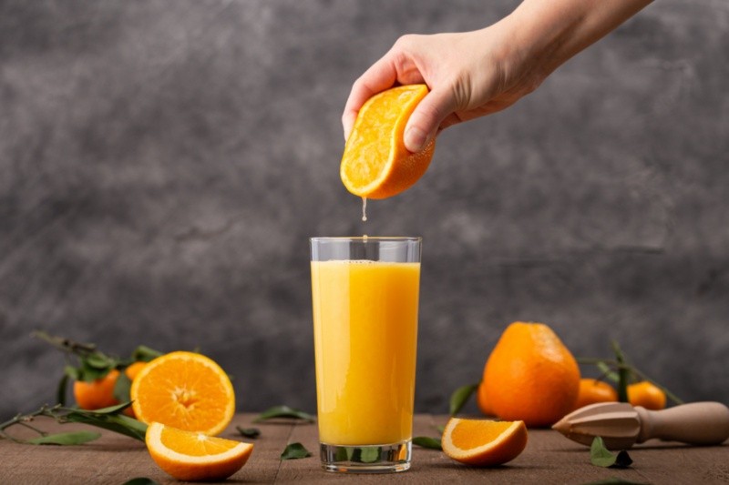  El jugo de naranja no es la manera más recomendable para consumir esta fruta. Foto por Wirestock en Freepik 